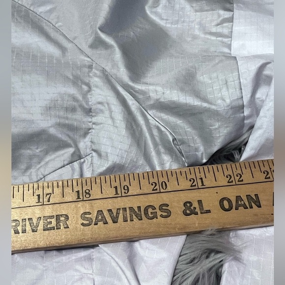 Nike silver and white  light weight Hooded Essential Windrunner Jacket size M - Picture 11 of 12